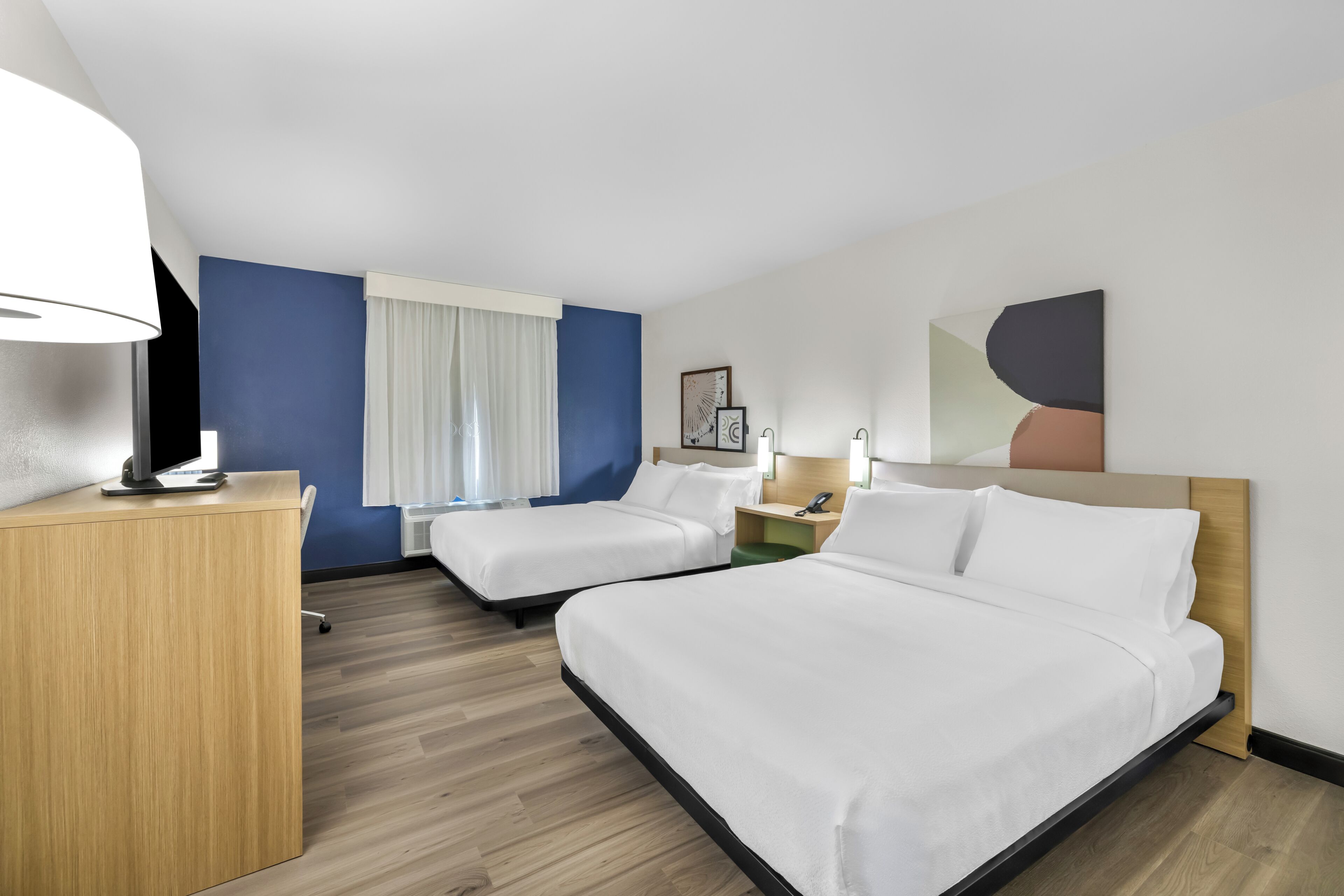 Room, 2 Katil Ratu (Queen), Accessible (Mobility & Hearing, Roll-in Shower) | Meja, ruang kerja komputer riba, seterika/papan seterika, Wi-fi percuma 