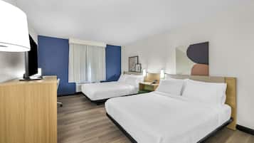 Room, 2 Katil Ratu (Queen), Accessible (Mobility & Hearing, Roll-in Shower) | Meja, ruang kerja komputer riba, seterika/papan seterika, Wi-fi percuma