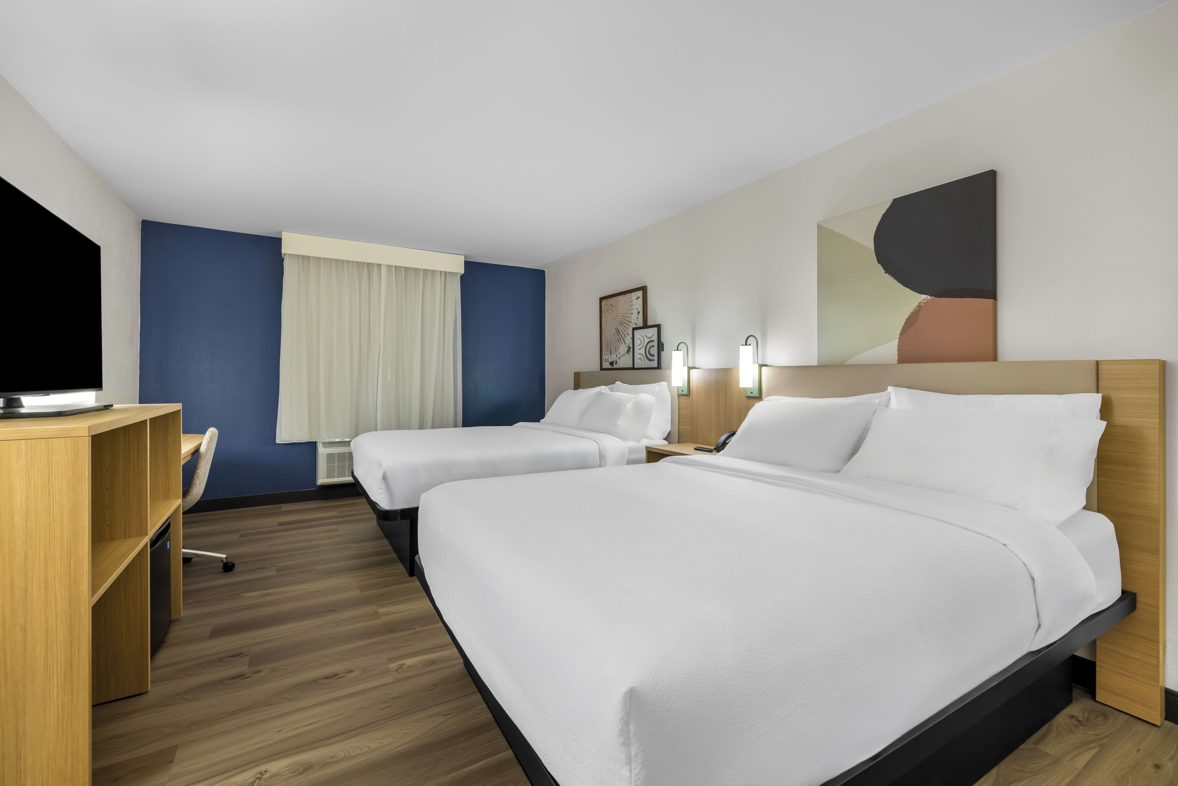 Kamer, 2 tweepersoonsbedden | Een bureau, een laptopwerkplek, een strijkplank/strijkijzer, gratis wifi