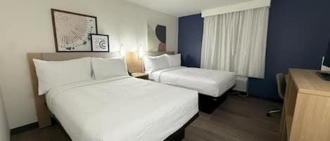 Chambre, 2 lits doubles | Bureau, espace de travail pour ordinateur portable