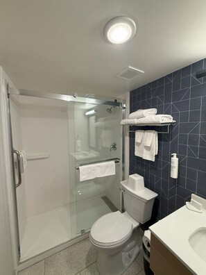 Room, 1 King Bed | Bathroom | Combined shower/tub, free toiletries, hair dryer, towels - Spark by Hilton Hamburg (Hamburg)