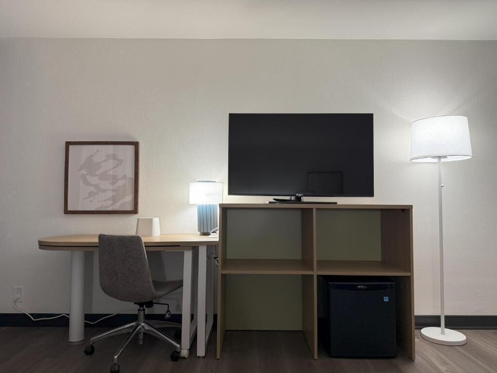 Desk, laptop workspace, iron/ironing board, free WiFi