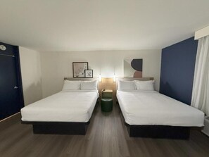 Een bureau, een laptopwerkplek, een strijkplank/strijkijzer, gratis wifi