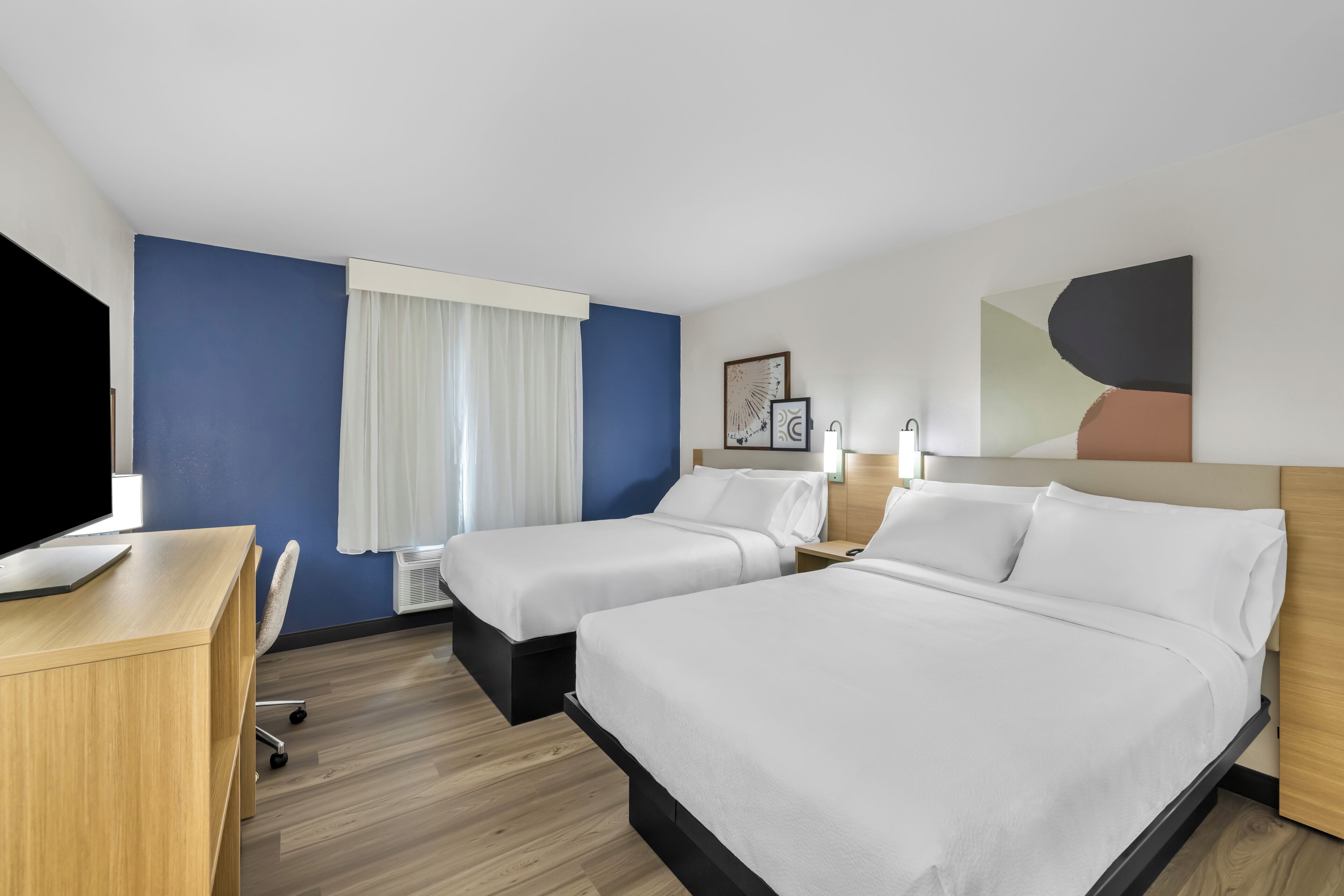 Kamer, 2 queensize bedden | Een bureau, een laptopwerkplek, een strijkplank/strijkijzer, gratis wifi