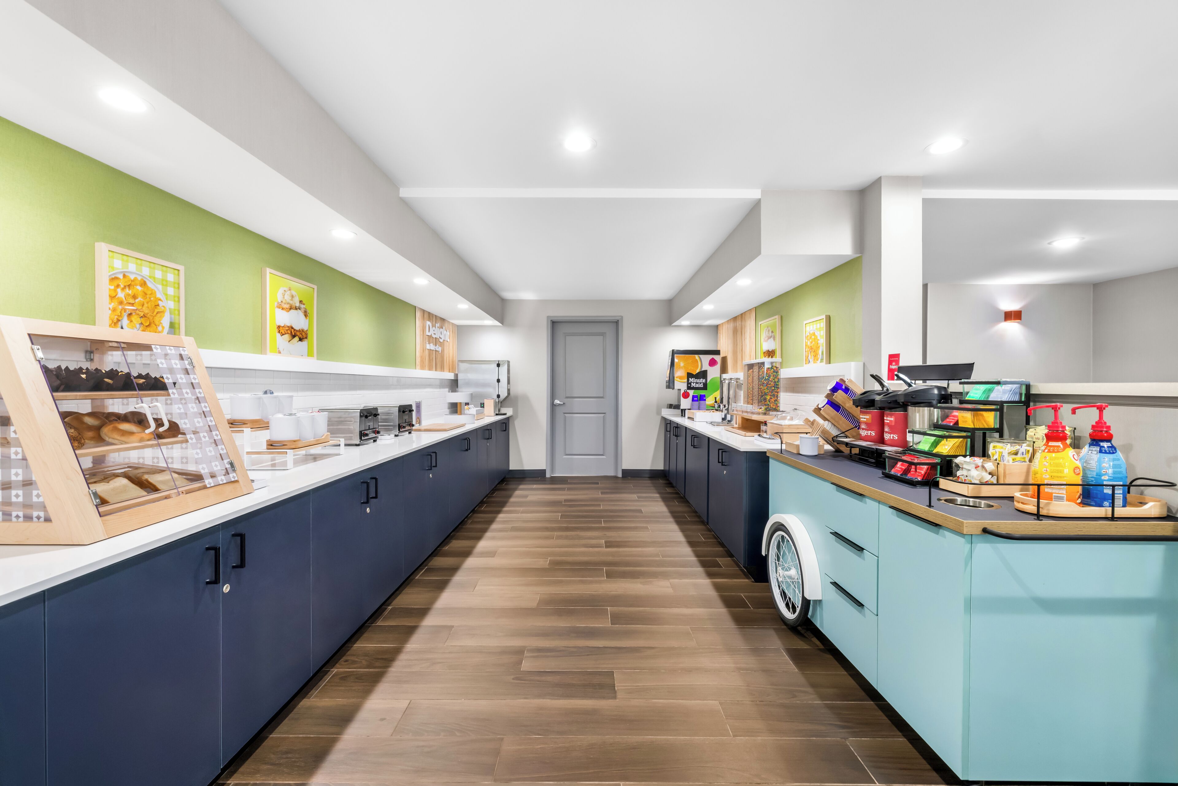 朝食 (コンチネンタル ブレックファスト)、毎日提供 (無料)