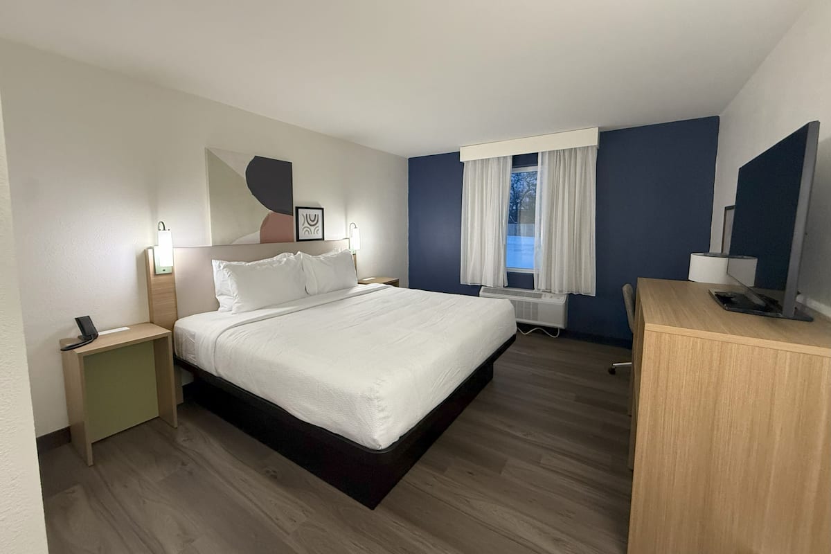 Desk, laptop workspace, iron/ironing board, free WiFi