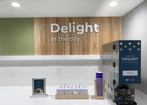 Free daily continental breakfast - Spark by Hilton Hamburg (Hamburg)