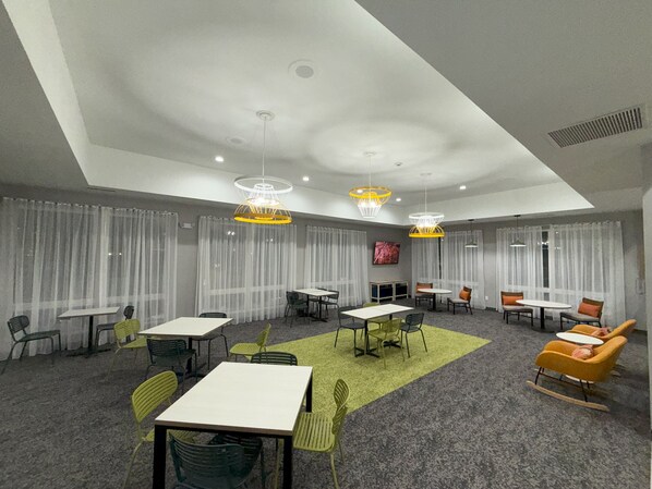 朝食 (コンチネンタル ブレックファスト)、毎日提供 (無料)