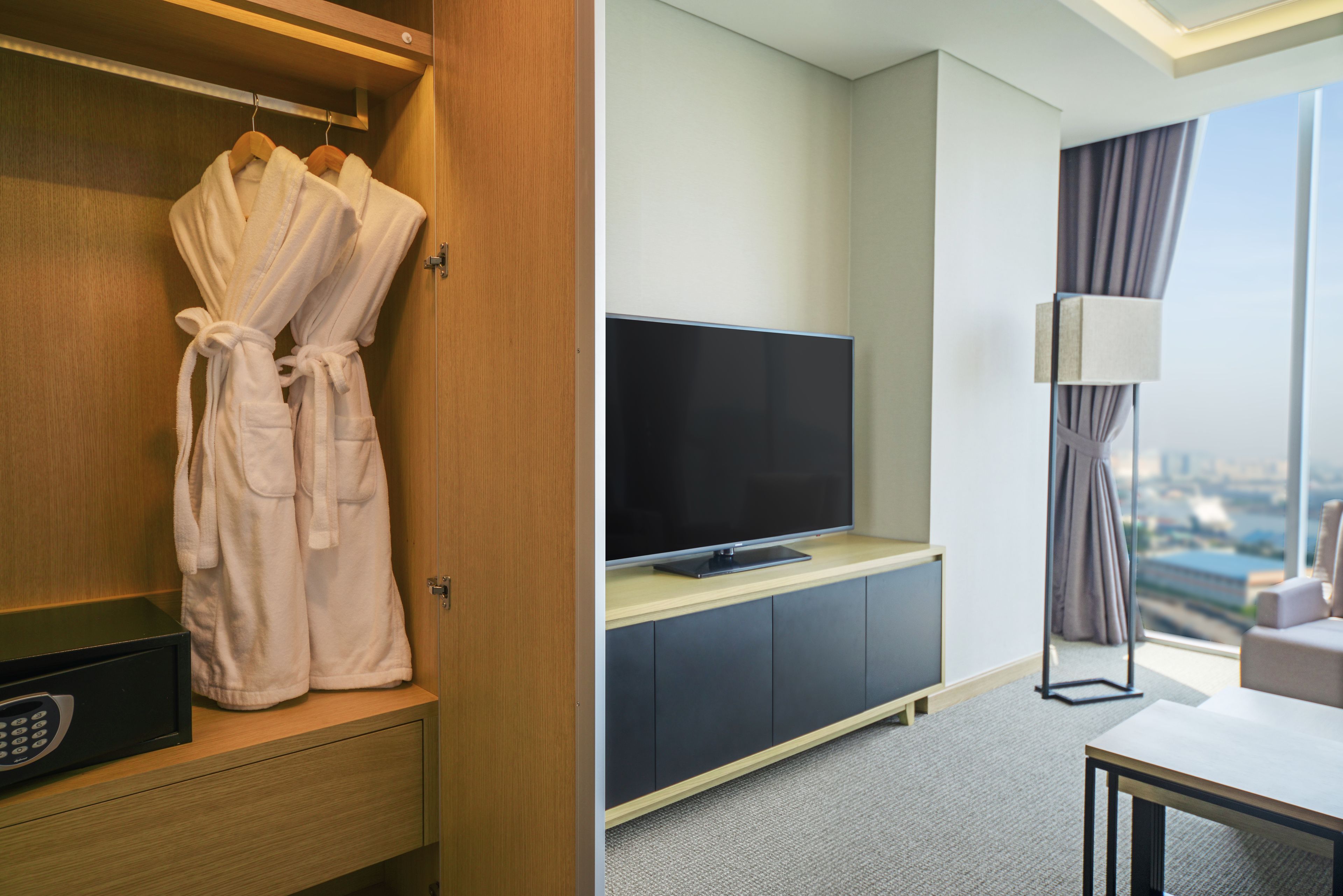 suite, 1 king bed, accessible, bathtub | living area | flat-screen tv