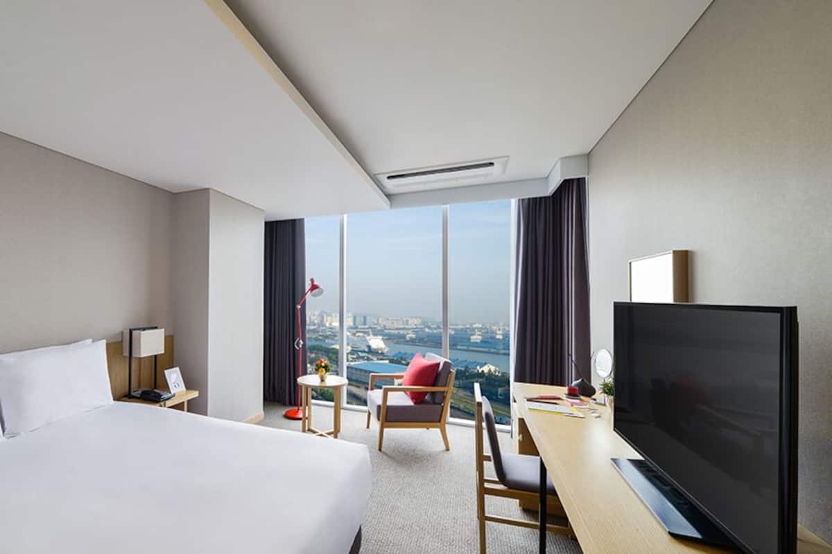 Habitación estándar, 1 cama doble, no fumadores, vistas al puerto | 1 dormitorio, caja fuerte, escritorio y wifi gratis