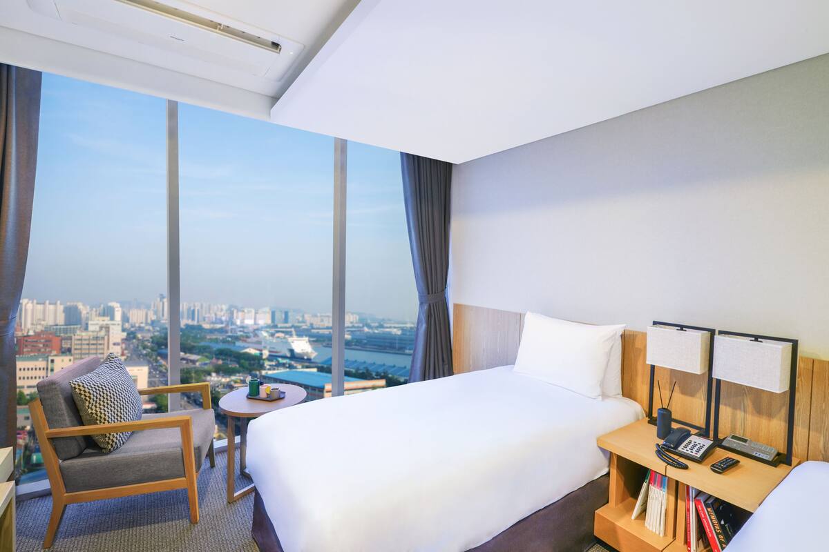 1 bedroom, in-room safe, desk, WiFi (free)