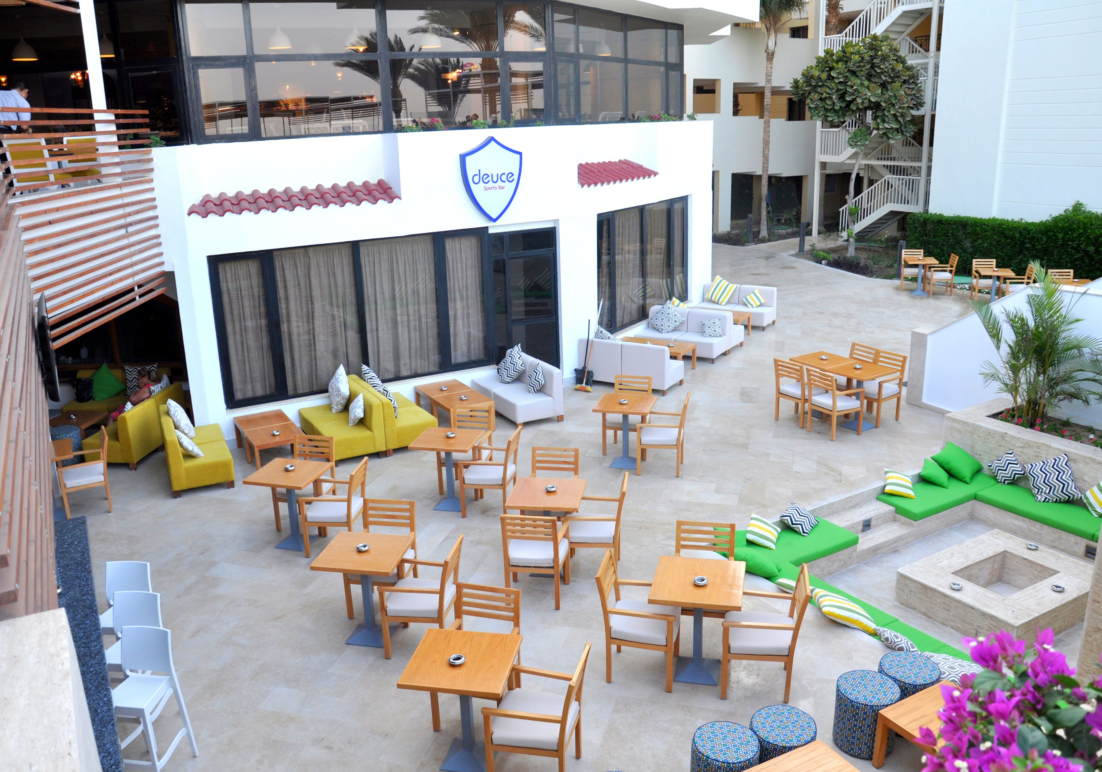 6 من المطاعم، حيث تُقدم وجبات الإفطار، الغداء، العشاء، الأطباق العالمية