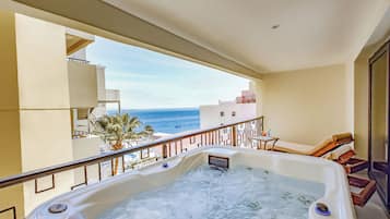 Premium Jacuzzi Suite | Beach/ocean view