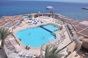 Outdoor pool, pool umbrellas, pool loungers - SUNRISE Holidays Resort - Adults Only - All inclusive (Hurghada)