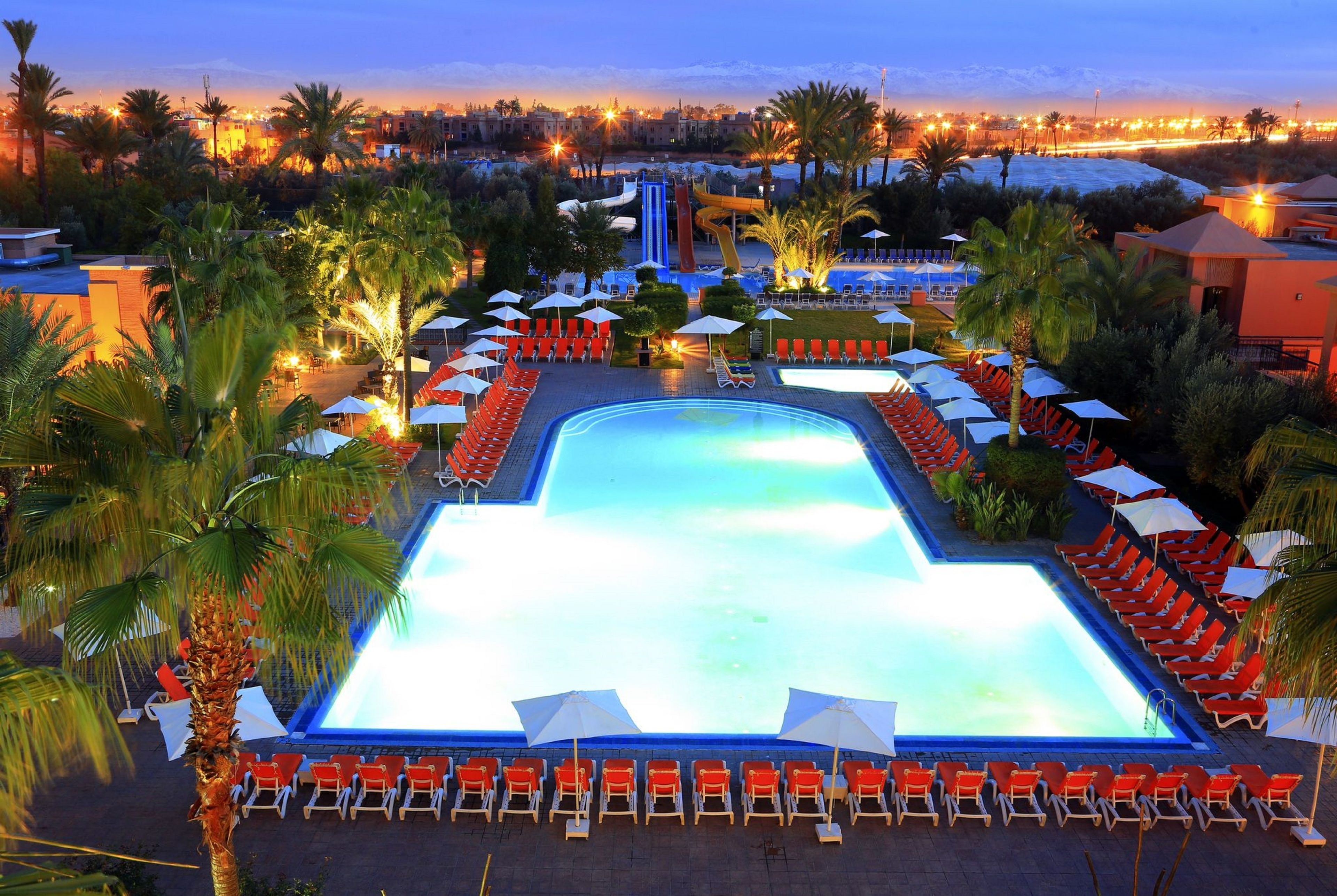 3 piscinas al aire libre, sombrillas