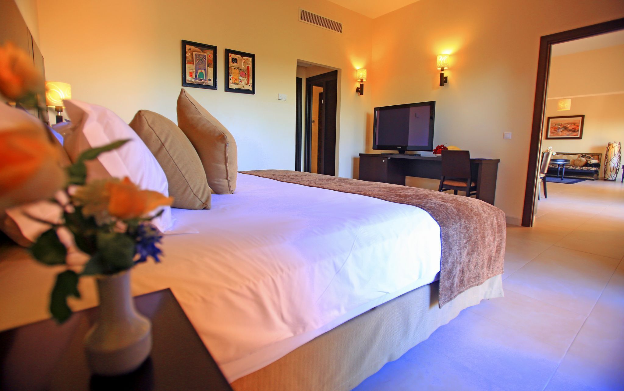 ميني بار وخزنة داخل الغرفة وستائر تعتيم وتجهيزات عازلة للصوت