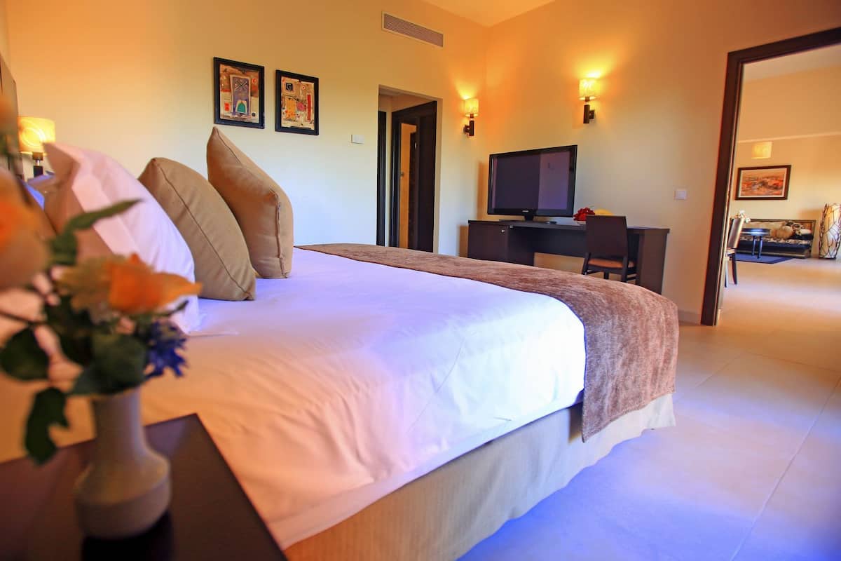 Suite | Minibar, in-room safe, blackout drapes, soundproofing