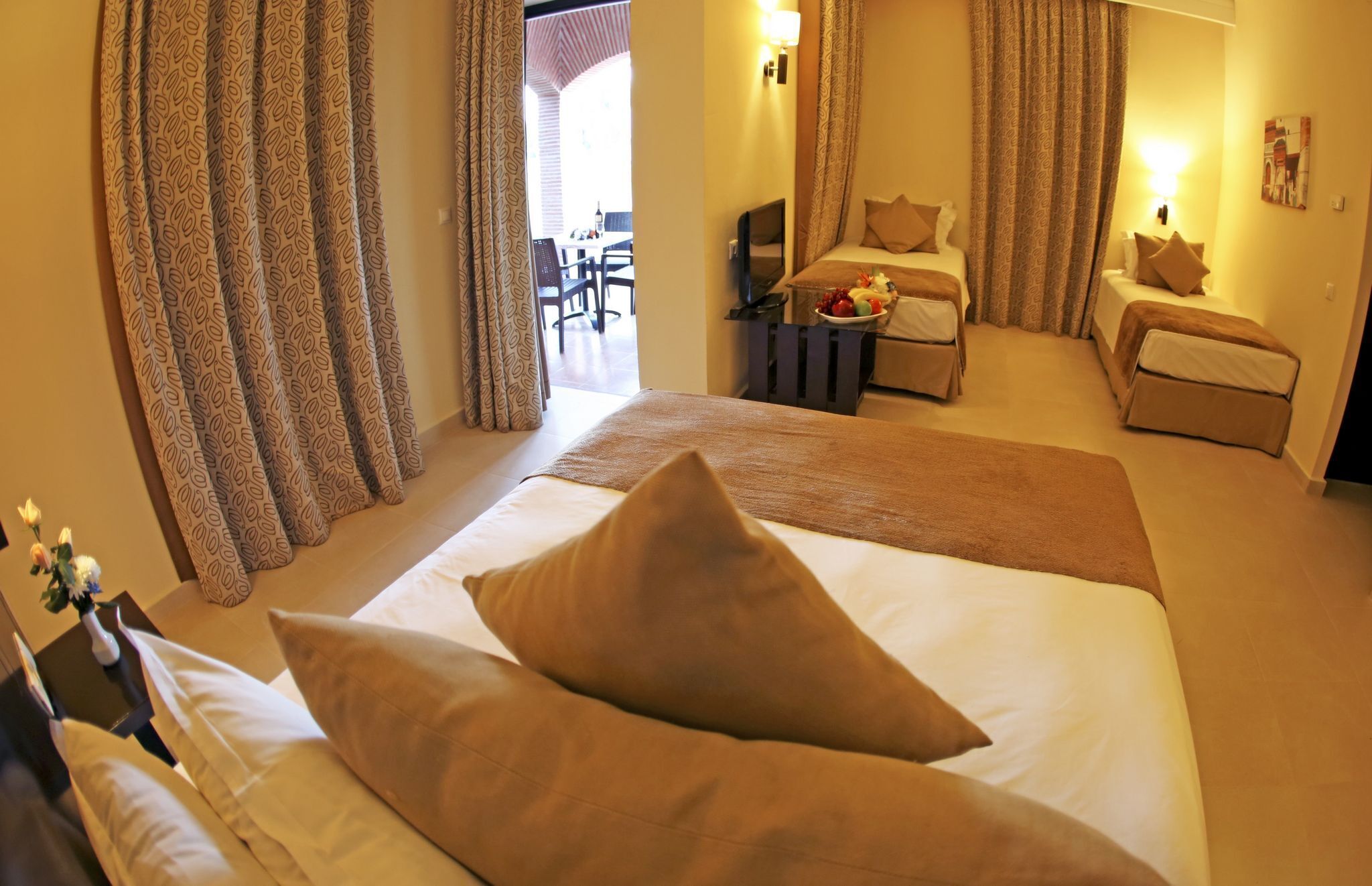 ميني بار وخزنة داخل الغرفة وستائر تعتيم وتجهيزات عازلة للصوت