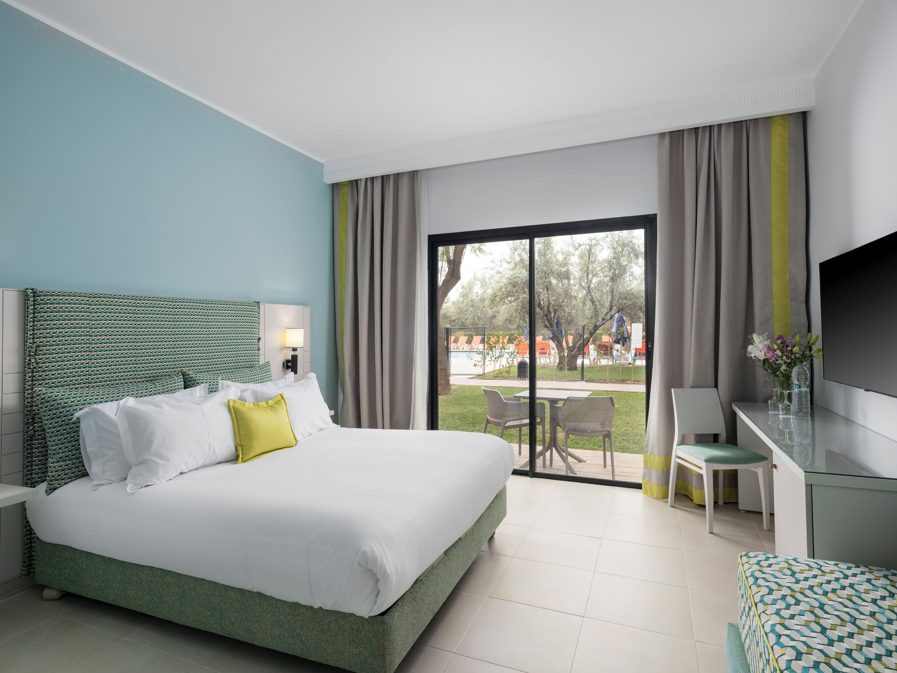 Standard Room, Pool View | Minibar, in-room safe, blackout curtains, soundproofing