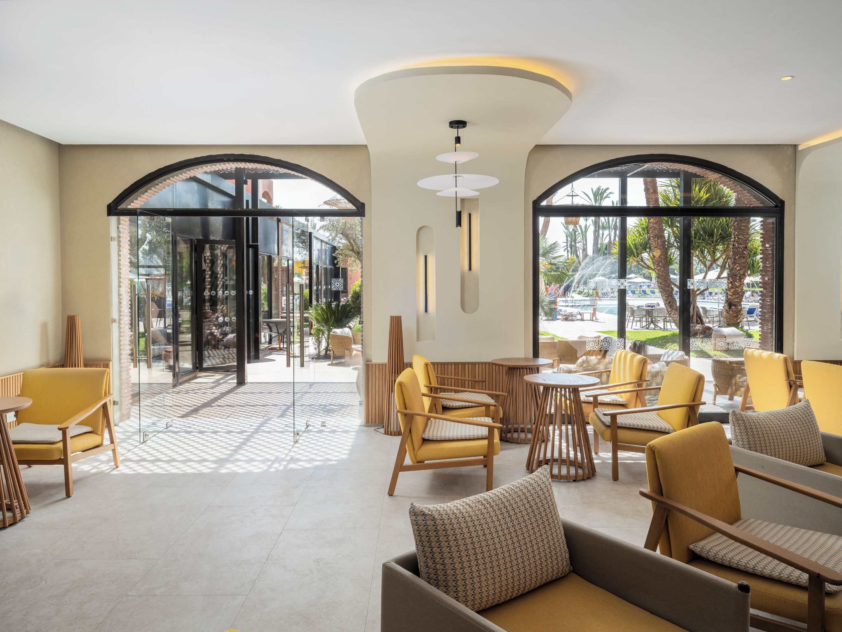 2 bares y bar junto a la piscina