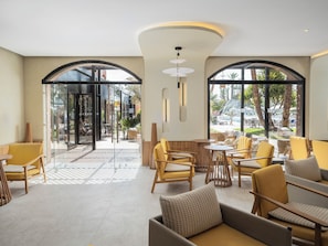 2 bars/lounges, poolside bar