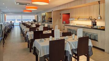 Se ofrece un desayuno bufé (14 EUR por persona)