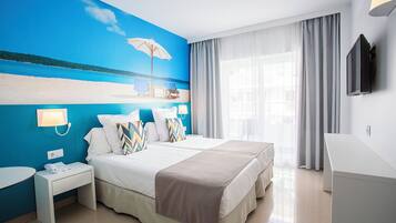 Habitación estándar con 2 camas individuales, balcón | Escritorio, wifi gratis, ropa de cama