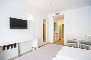 Quarto duplo standard, sacada | Escrivaninha, Wi-Fi de cortesia, roupa de cama