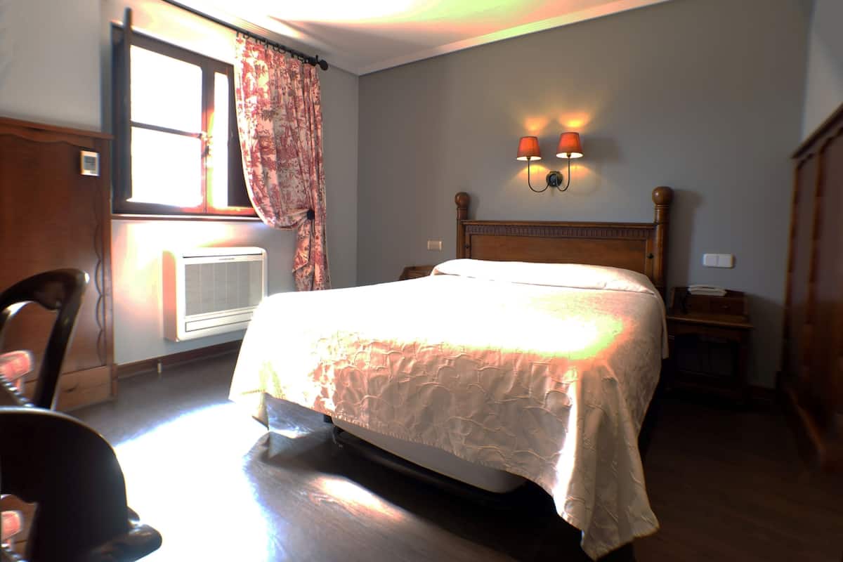 Minibar, escritorio, wifi gratis y ropa de cama
