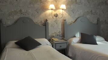 Een minibar, een bureau, gratis wifi, beddengoed