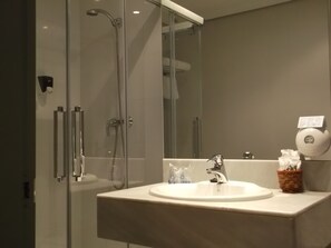 Kostenlose Toilettenartikel, Haartrockner, Handtücher, Seife