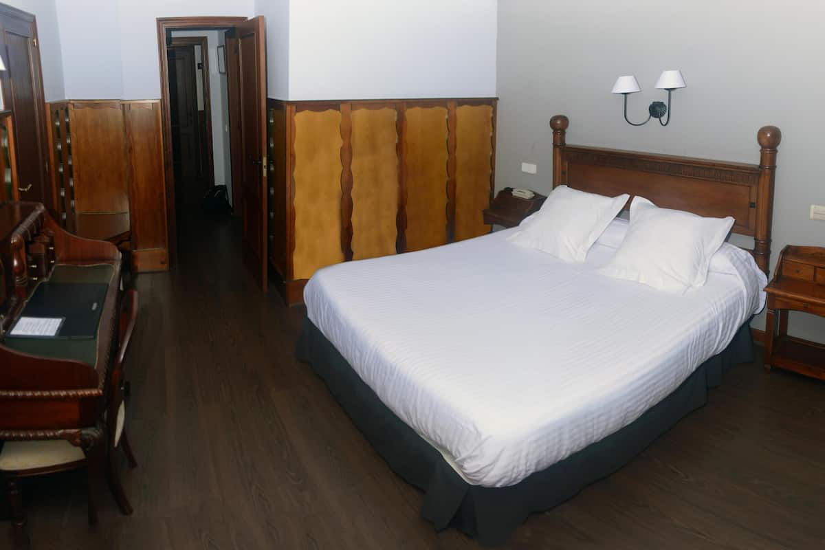 Minibar, desk, WiFi (free), bed sheets