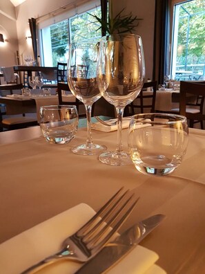 Frukost och lunch serveras, med utsikt mot poolen 