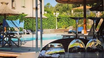 Se sirven desayunos, comidas y cocina regional con vista a la alberca