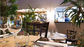 Petit déjeuner, déjeuner et dßner servis sur place, vue sur la piscine