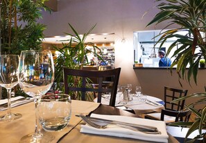 Breakfast, lunch, dinner served; Regional cuisine, pool views - Hotel Les Alpes (Gréoux-les-Bains)