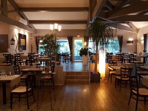 Se sirven desayunos y almuerzos; cocina regional; junto a la piscina