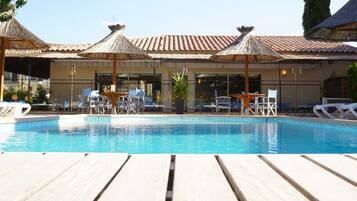 Piscine extérieure, parasols de plage, chaises longues