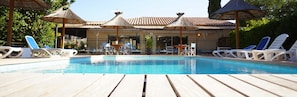 Piscine extérieure, accès possible de 9 h à 19 h, parasols