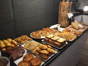 Tägliches Frühstücksbuffet gegen Gebühr