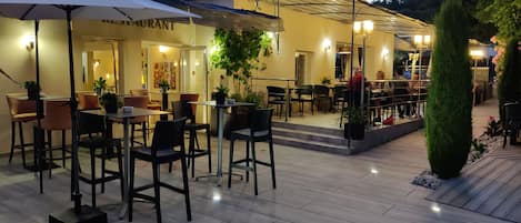 Petit déjeuner, déjeuner et dîner servis sur place, vue sur la piscine