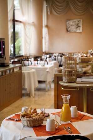 Daily buffet breakfast for a fee