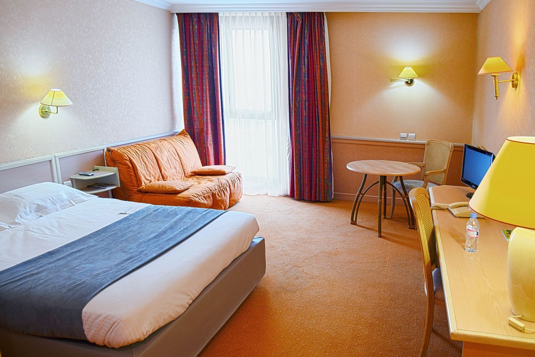 خزنة داخل الغرفة ومكتب وتجهيزات عازلة للصوت ومكواة/لوح كي