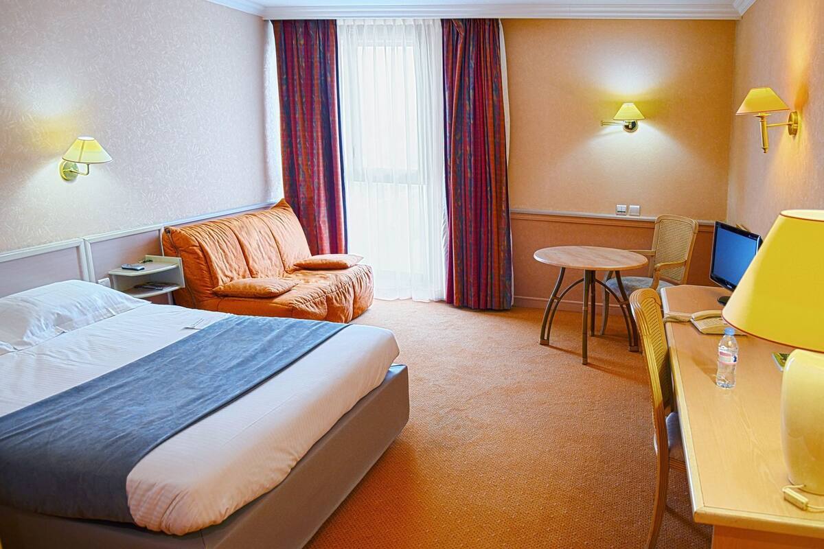 خزنة داخل الغرفة ومكتب وتجهيزات عازلة للصوت ومكواة/لوح كي