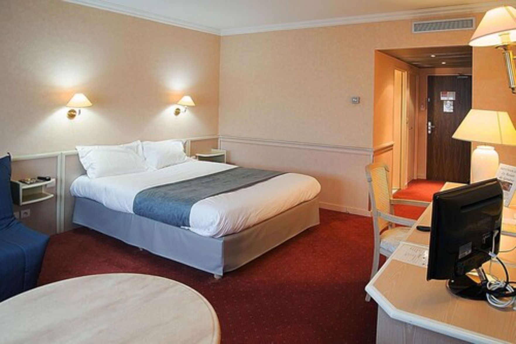 خزنة داخل الغرفة ومكتب وتجهيزات عازلة للصوت ومكواة/لوح كي