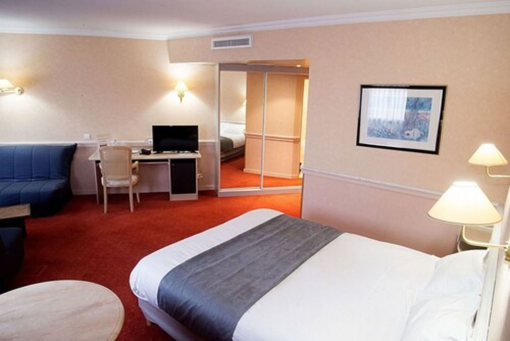 خزنة داخل الغرفة ومكتب وتجهيزات عازلة للصوت ومكواة/لوح كي