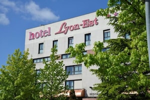 Hotel Lyon-Est, con fachada moderna y múltiples ventanas.