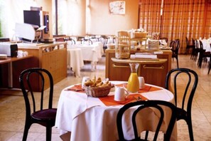 Tägliches Frühstücksbuffet gegen Gebühr