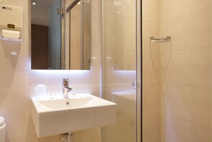 Single Room | Bathroom | Shower, hair dryer, towels - Hostal Fernando (Barcelona)