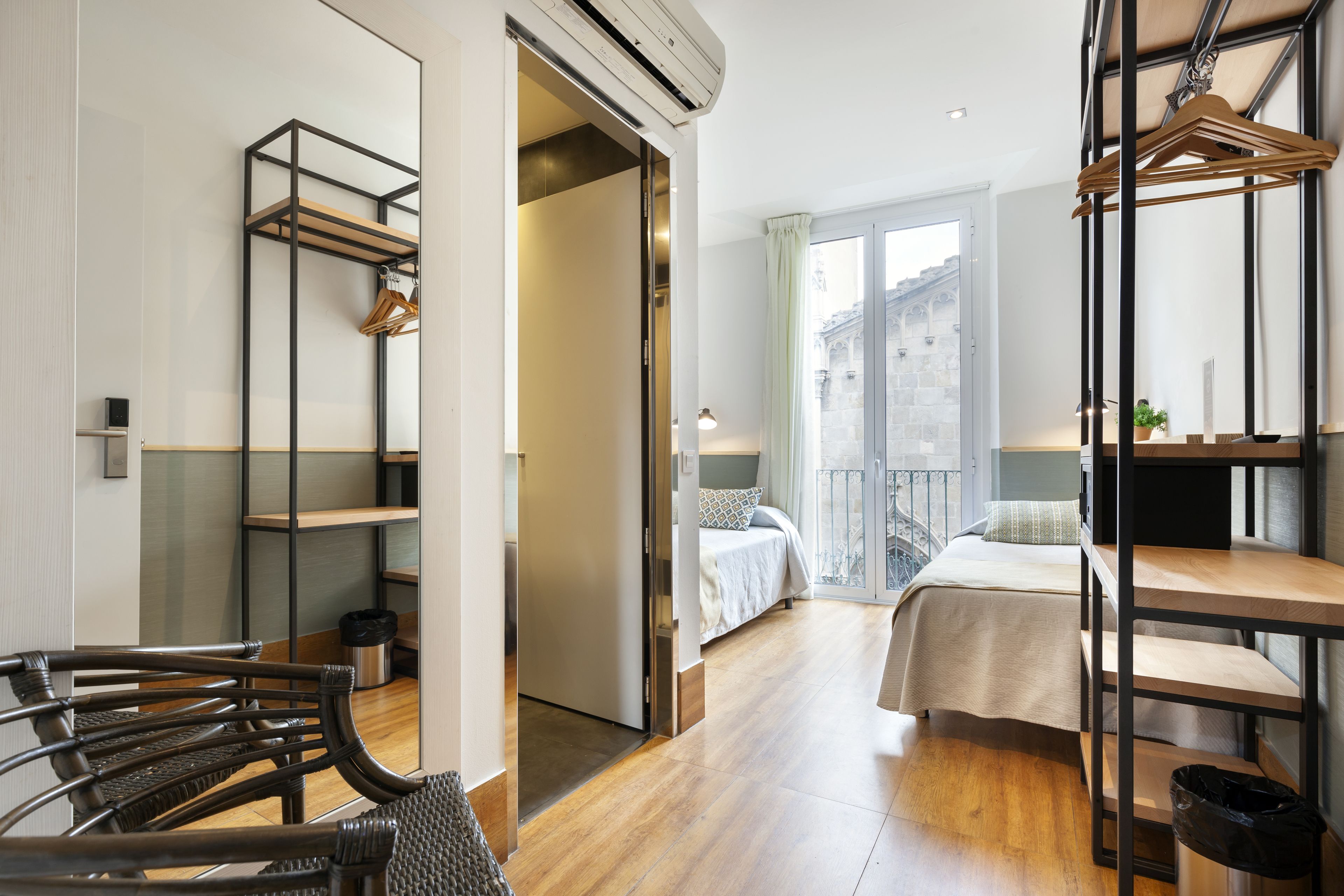 Quarto duplo econômico, 2 camas de solteiro | Cofres nos quartos, escrivaninha, ferros/tábuas de passar roupa